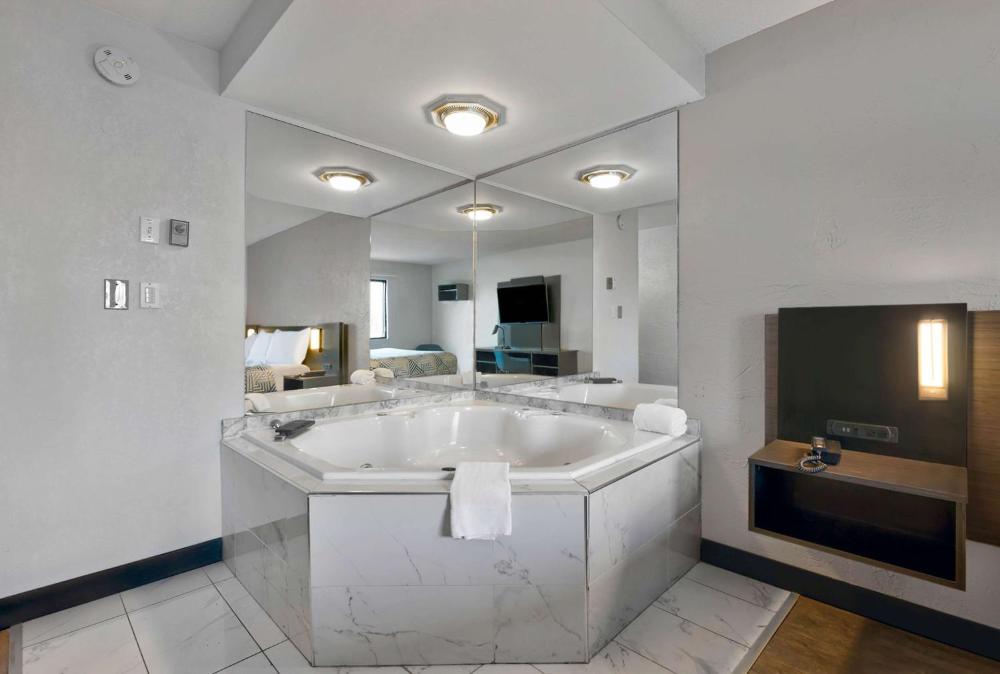 King Room with Spa Bath - Non-Smoking interior